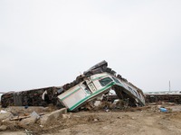 【東日本大震災】最新の電車がまるで紙くずのようになった 画像