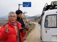 【東日本大震災】被災地の証言…留まる住人に救援物資を渡している 画像