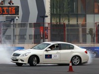 ベッテル選手、最新インフィニティを試す…「ハンドリングがいいね」 画像