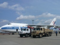 ダイムラー、空路で復興支援車両を輸送 画像