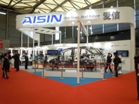 【上海モーターショー11】アイシン4社、ワイヤーフレームに製品を組み込んでアピール 画像