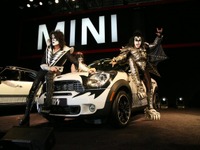 【ニューヨークモーターショー11】MINI クロスオーバー にキッス仕様…収益は被災地支援へ 画像