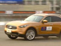 ベッテル選手、インフィニティ FX で激走［動画］ 画像