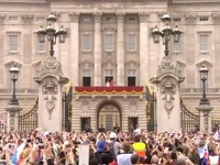 ロイヤルウェディング、バッキンガム宮殿に飛来した空軍機［動画］ 画像