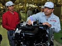 日産ゴーン社長、VQエンジン震災後初号機にサイン［動画］ 画像