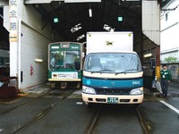 ［クロネコヤマトの宅急便電車］路面電車を使った配達サービス　京都で開始 画像