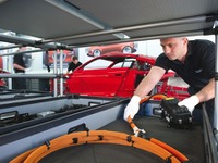 アウディ R8 e-tron の開発工場を初公開 画像