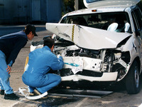 【自動車アセスメント2003写真蔵】これだけ損傷してもドアはちゃんと開いた 画像