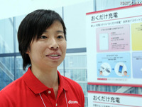 【ワイヤレスジャパン11】NTTドコモ、置くだけで充電できるスマートフォン発表 画像