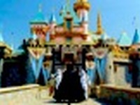 ベイダー卿、新アトラクション目当てでディズニーランドに現れる［動画］ 画像