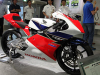 【ホンダ NSF250R 発表】Moto3用レーサーバイクを12月に発売 画像