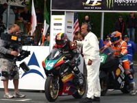 マン島電動バイクレースでチームプロッツァが5位入賞 画像