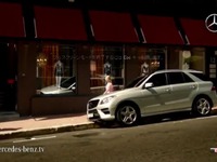 セクシーなプレゼントのゆくえ…メルセデスベンツ Mクラス 新型［動画］ 画像