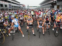 レーシングコースを競技用自転車で走行　7月3日 画像
