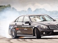 連続ドリフト走行でギネス世界記録　メルセデスベンツ 画像