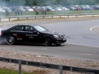 ［動画］メルセデスベンツの連続ドリフト世界記録 画像