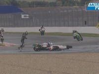 2輪レースでアクシデント…されどバイクは踊る［動画］ 画像