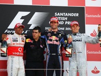 ヘンリー王子がイギリスGPトロフィ授与 画像