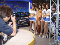 【東京オートサロン'04速報】未確認走行物体? エンドレスで見た 画像