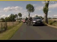 自転車ロードレースで中継車と選手が接触 画像