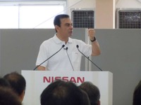 日産ゴーン社長、本牧専用埠頭を視察…土曜出勤の従業員を激励 画像