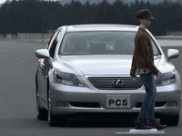 トヨタ、開発中の安全技術を一部公開…夜間も機能する自動ブレーキ 画像