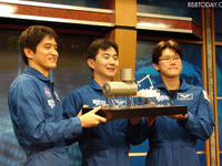 油井さん、大西さん、金井さん、宇宙へ 画像