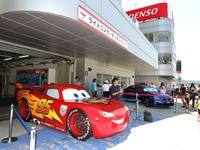 『カーズ2』実物大マックイーンがサーキットに登場 画像