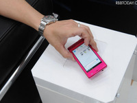 NTTドコモ、世界初のワイヤレス充電スマートフォンを発売 画像