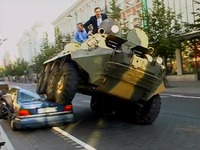 リトアニアで駐車違反すると装甲車が出動する［動画］ 画像