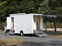 金融機関向け移動店舗車 オリックス自動車が発売 画像