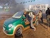 フィアット 500 のカスタムEV、カダフィ大佐の邸宅で発見 画像