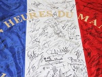 ルマン24時間ドライバーサイン入りスタート旗、120万円で落札 画像