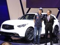 【フランクフルトモーターショー11】インフィニティ FX、ワンオフモデルは「理想的な仕上がり」…ベッテル選手 画像