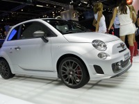 【フランクフルトモーターショー11】アバルト 695コンペティツィオーネ…フェラーリ仕様よりスパルタン 画像