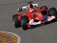 雨にたたられたフェラーリのテスト 画像