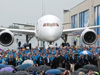 ボーイング787初号機が日本に到着［動画］ 画像