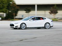 テスラの4ドアEV、モデルSに「スポーツ」…加速はBMW M5 並み 画像