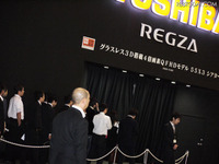 【CEATEC 11】東芝の裸眼3Dはすでに20分待ち 画像
