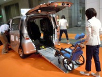 【福祉機器展11】ホンダ、車いす仕様車の電動乗降タイプを出品 画像