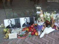 アップル直営店に献花が集まる 画像