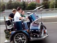 公道を行くロックバンド…走りながら練習しなくても［動画］ 画像