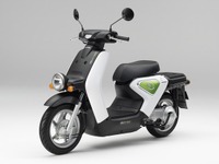 新聞配達に電動バイクをリース　住友三井オートサービス 画像