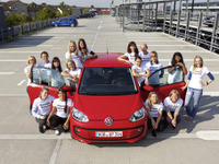 VW up!に大人16名が乗車…独でチャレンジ 画像