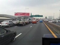 タイ洪水、高速道路を駐車場として開放［動画］ 画像