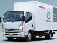 【東京トラックショー11】日産、EVトラックや給電車など展示 画像