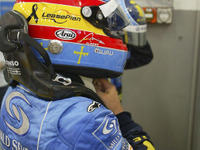 アロンソ、黒い腕章着用 画像