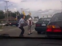 路上で大喧嘩、でも最後は握手［動画］ 画像