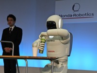 【ホンダ ASIMO 新型発表】握った紙コップを潰さず、液体を注ぎ入れる 画像