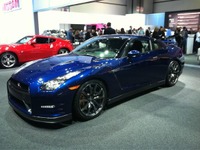 【ロサンゼルスモーターショー11】日産 GT-R 2012年型…「世界一のコストパフォーマンス」北米法人副社長 画像